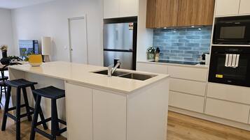 Microondas, horno, parrilla de estufa y lavavajillas