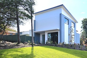 Exterior - Stylish New 3bedroom 2 1/2 bathroom townhouse, garage, parking, internet (Gowrie)