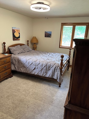3 bedrooms, desk, iron/ironing board, free WiFi