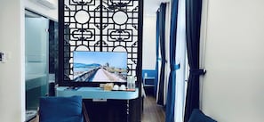 Habitació quàdruple familiar, vistes a la ciutat | Escriptori i wifi gratuïta