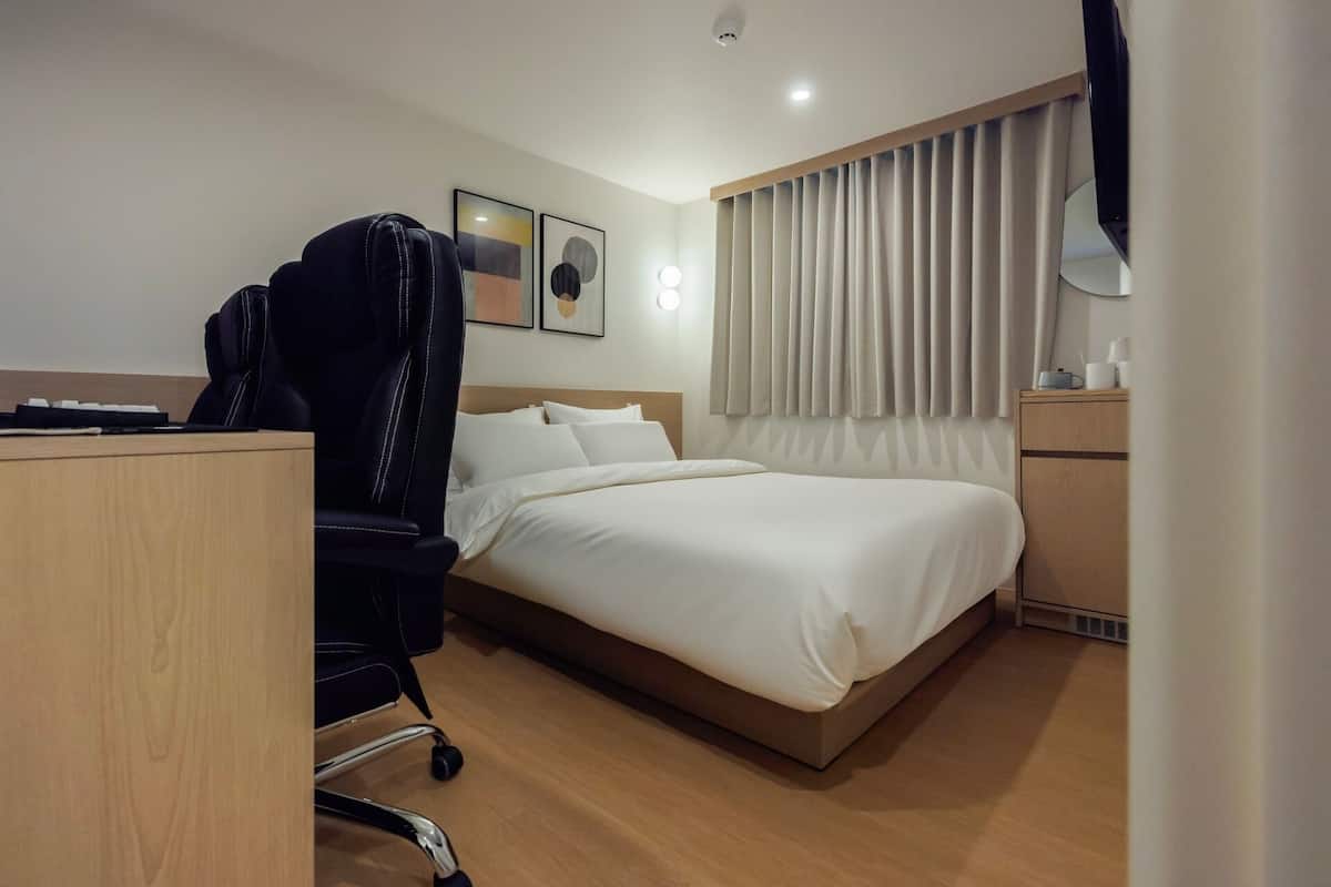 2PC Room | 책상, 노트북 작업 공간, 무료 WiFi