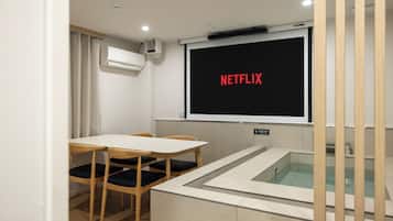 Signature Room | Kaliteli yatak takımı, memory foam (visko elastik) yatak, masa