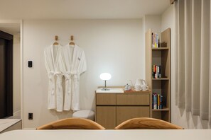 Signature Room | Bộ đồ giường cao cấp, nệm cao su hoạt tính (memory foam), bàn 