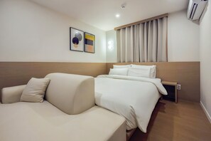Signature Room | Hochwertige Bettwaren, Betten mit Memory-Foam-Matratzen, Schreibtisch