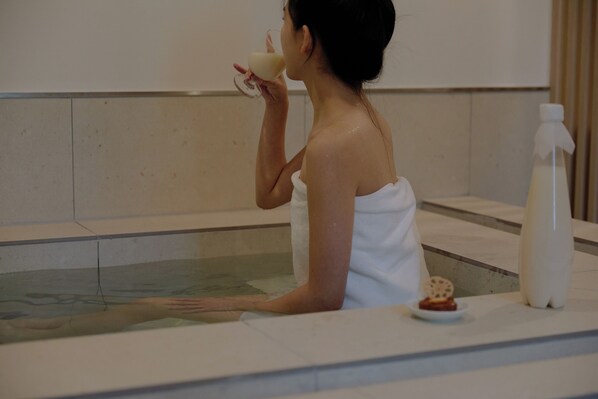 Signature Room | Premium bedding, memory-foam beds, desk, laptop workspace - Aank Hotel Cheongnyangni (Seoul)