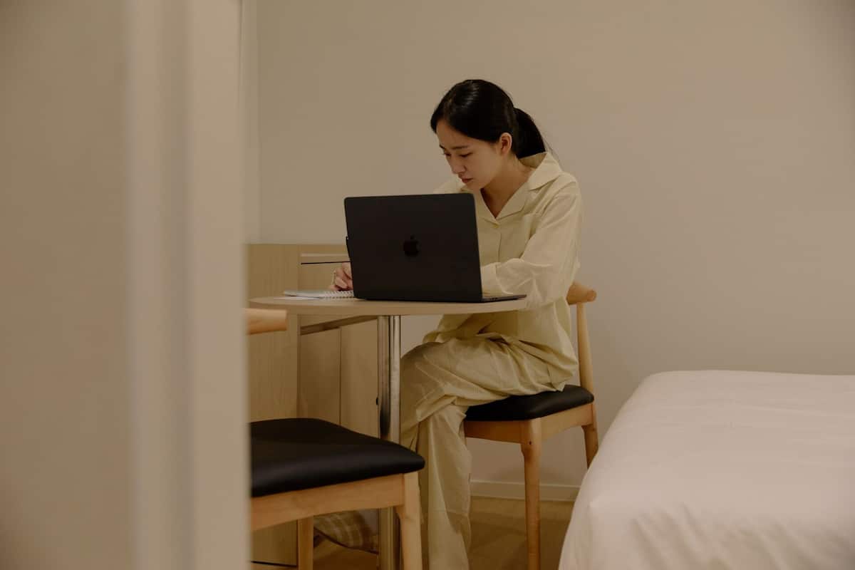 Business Room | Premium bedding, memory-foam beds, desk, laptop workspace