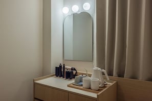 Makeup Room | 책상, 노트북 작업 공간, 무료 WiFi