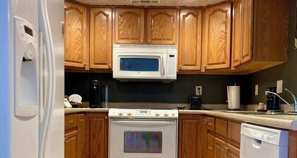 Luxe 2-bedroom apartment downtown, "Sigourney Summit"
