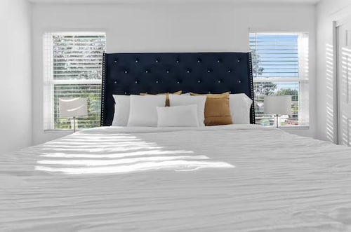 Comfy Home | Sleeps 10 | Hot Tub| Games | 7mi DT