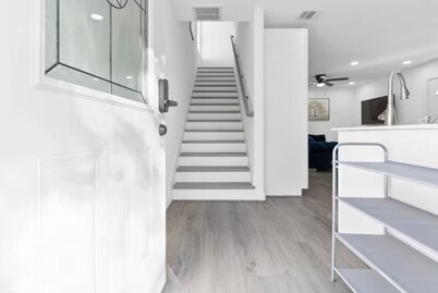 Comfy Home | Sleeps 10 | Hot Tub| Games | 7mi DT