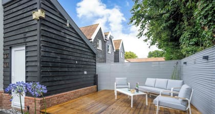 Detached House in Quiet Suffolk Village - Pets Allowed
