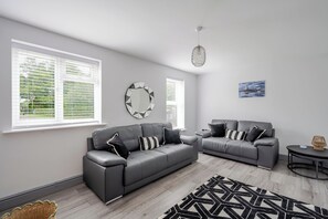 TV, fireplace, stereo - Detached House in Quiet Village - Pets Allowed (Ipswich)