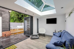 TV, fireplace, stereo - Detached House in Quiet Village - Pets Allowed (Ipswich)