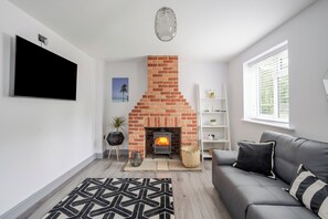 Fernseher, Kamin, Stereoanlage