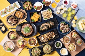 Daily buffet breakfast (JPY 1800 per person)