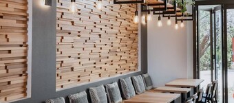 LUXE 3 bedroom 2 1/2 bath Townhouse, Parking, WIFI, Garage, Outdoor area