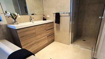 Haartrockner, Handtücher, Seife, Toilettenpapier