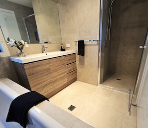 Hair dryer, towels, soap, toilet paper - LUXE 3 bedroom 2 1/2 bath Townhouse, Parking, WIFI, Garage, Outdoor area (Gowrie)