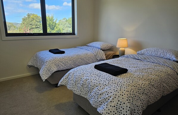 3 quartos, ferros/tábuas de passar roupa, Wi-Fi, roupa de cama