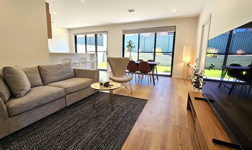 LUXE 3 bedroom 2 1/2 bath Townhouse, Parking, WIFI, Garage, Outdoor area