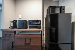 Geladeira grande, micro-ondas, cooktop