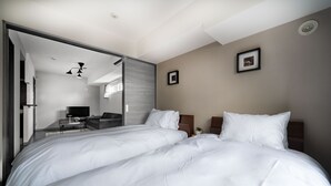 Une chambre d’hôtel moderne équipée d’un grand lit, d’un bureau avec une chaise et d’un téléviseur.