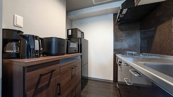 Full-size fridge, microwave, stovetop