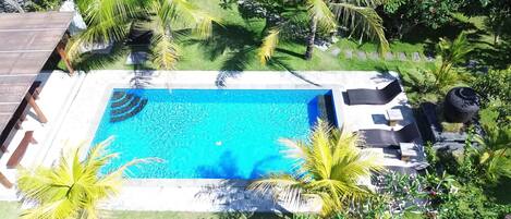 3 piscines extérieures