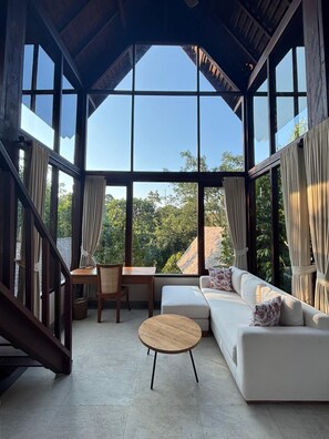 Luxury Cabin, River View | Living area