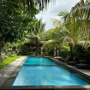 Dortoir Partagé Standard, balcon, vue piscine | Vue de la chambre
