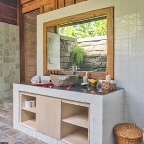 Deluxe Double Room, Balcony, Pool View | Bathroom