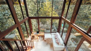 Luxury Cabin, River View | Living area