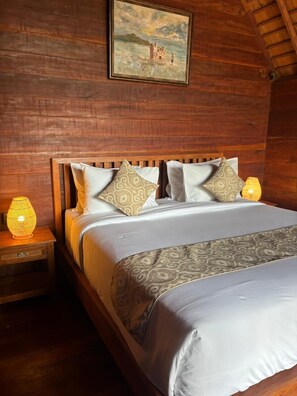 Luxury Cabin, River View | Free WiFi, bed sheets