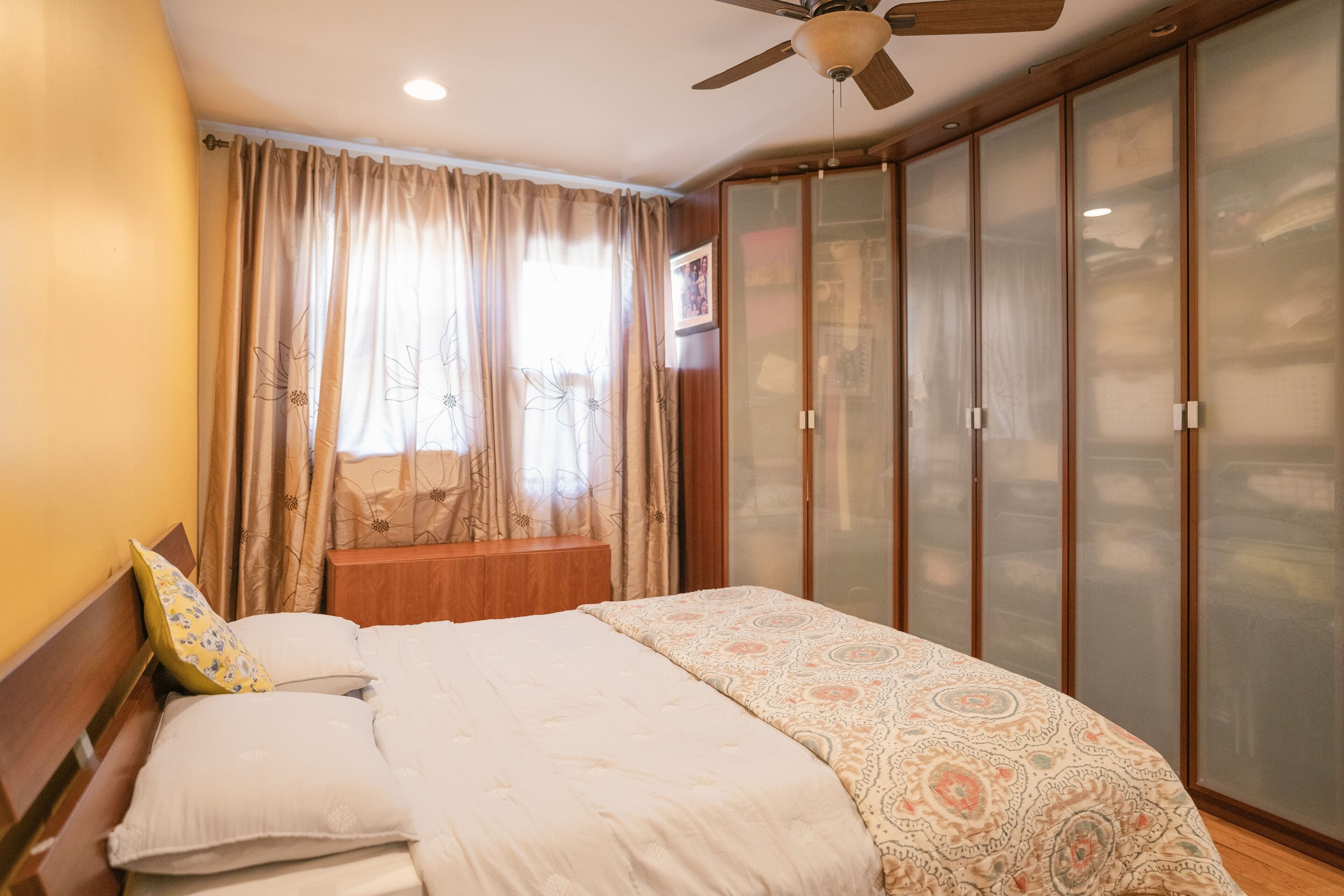 3 bedrooms, iron/ironing board, internet, bed sheets