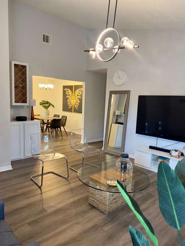 TV - Wonderful 3-bedroom house in Orlando close to Downtown and Springs (Orlando)