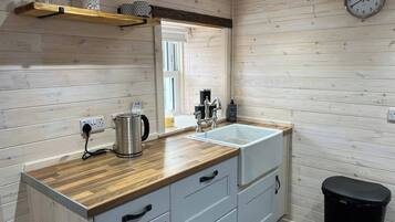 Een koelkast, een kookplaat, een broodrooster