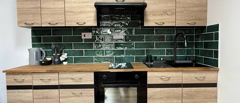 Frigorífic, forn i placa de cuina