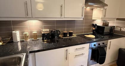 Flat - Sleeps 4 - Parking - Balcony - Pet friendly