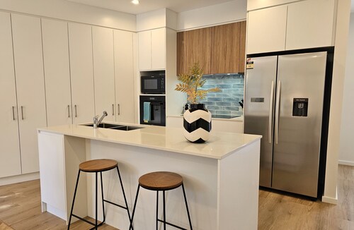 Modern Large 3 bedroom 2 1/2 Bathroom Townhouse+WIFI+Garage+Parking+outdoor area