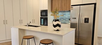 Modern Large 3 bedroom 2 1/2 Bathroom Townhouse+WIFI+Garage+Parking+outdoor area