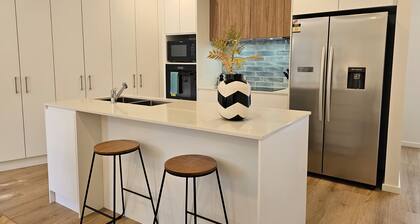 Modern Large 3 bedroom 2 1/2 Bathroom Townhouse+WIFI+Garage+Parking+outdoor area