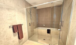 Secadora de cabello, toallas, jabón, papel de baño 