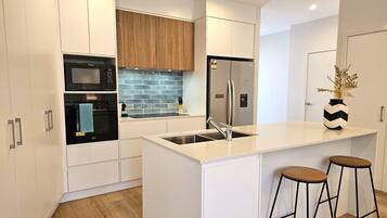 Microondas, horno, parrilla de estufa y lavavajillas