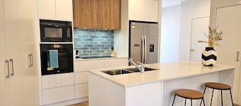 Modern Large 3 bedroom 2 1/2 Bathroom Townhouse+WIFI+Garage+Parking+outdoor area