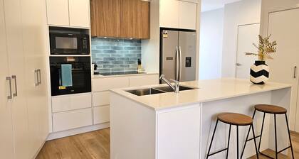 Modern Large 3 bedroom 2 1/2 Bathroom Townhouse+WIFI+Garage+Parking+outdoor area