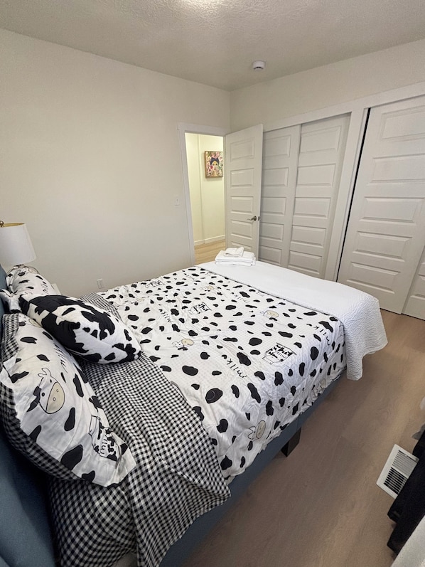 3 bedrooms, iron/ironing board, WiFi, bed sheets