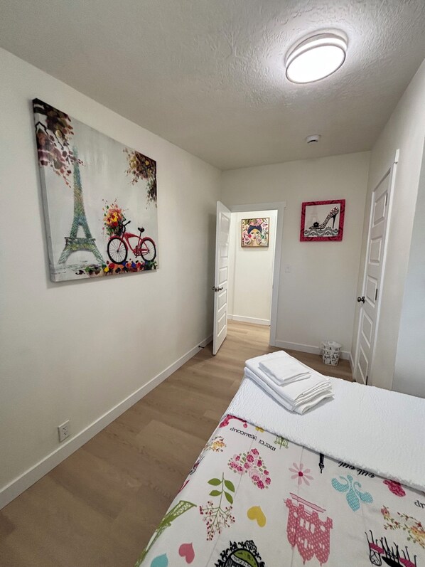 3 bedrooms, iron/ironing board, WiFi, bed sheets