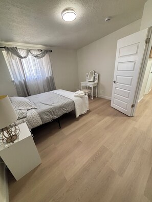 3 bedrooms, iron/ironing board, WiFi, bed sheets