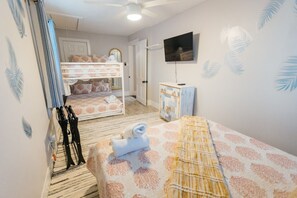 3 soverom, skrivebord, strykejern/-brett og reiseseng for barn