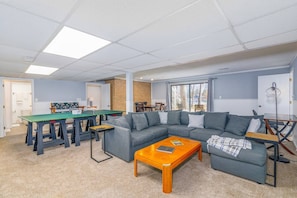 Living area - Lakefront Access - Hour from DC - Kayaks Provided (Locust Grove)